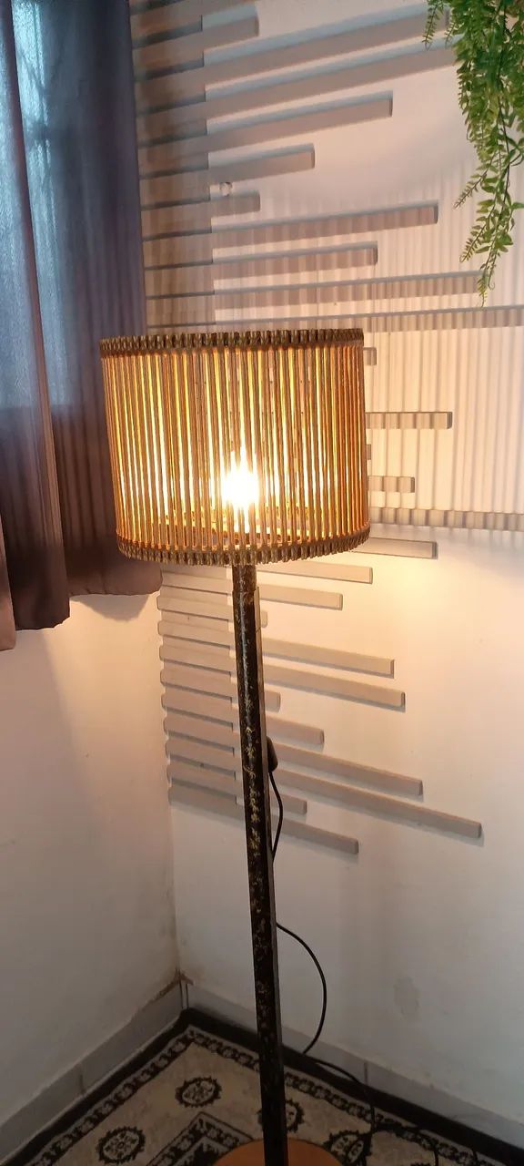 Luminária de chão artesanal com design rústico