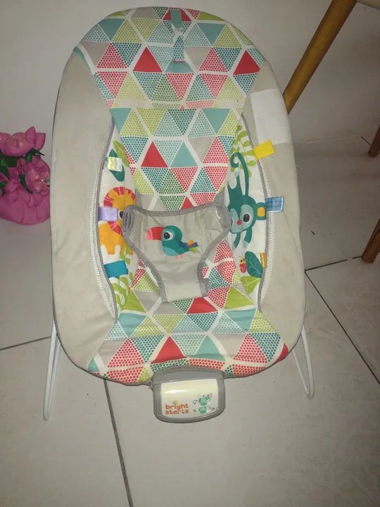 Cadeira de Balanço para bebê Bright Starts - Triângulos