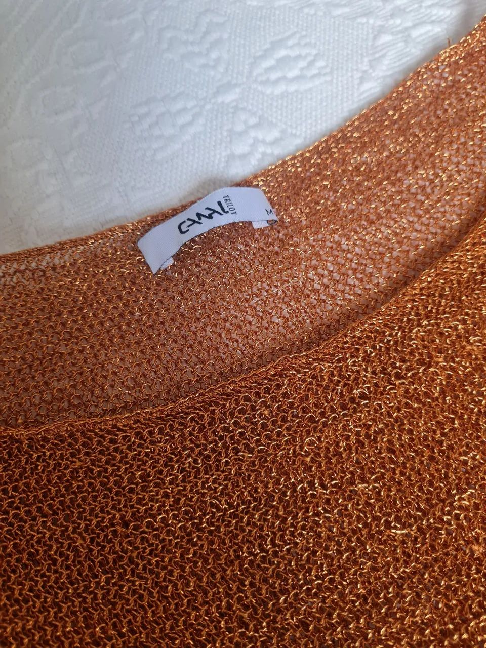 Blusa brilhante dourada. - Foto 2