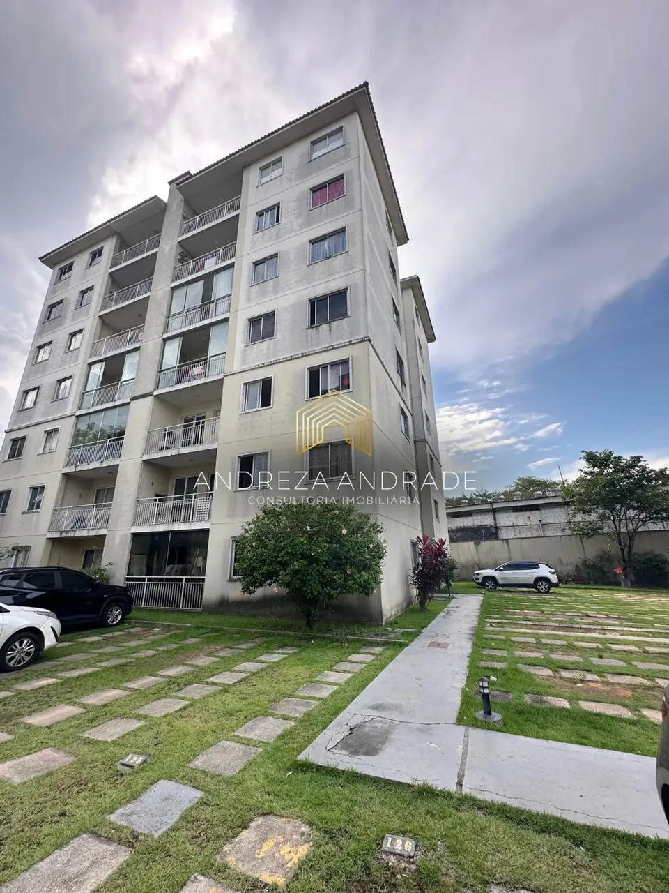 Apartamento com 03 quartos sendo uma suíte semi mobiliado, no Vivendas do Aleixo
