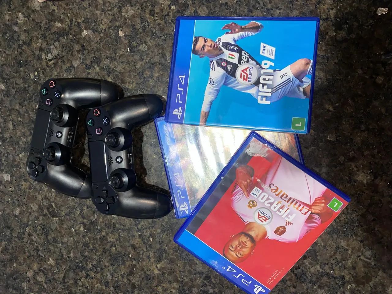 2 controles e jogos FIFA 19, FIFA 20 e king of fighter XIV 