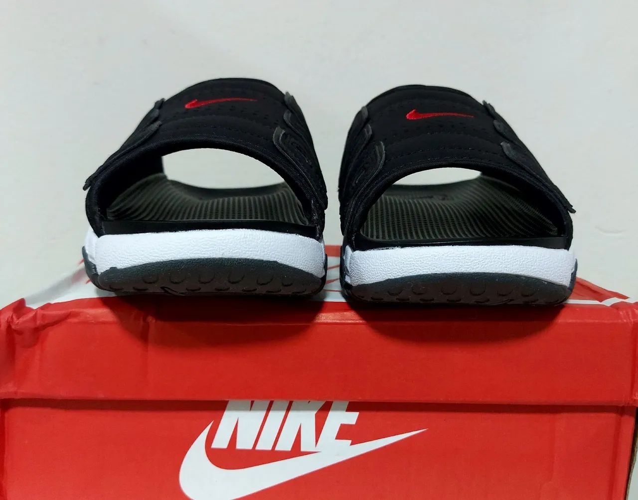 SLIDE AIR MORE UPTEMPO BLACK WHITE RED - Foto 5