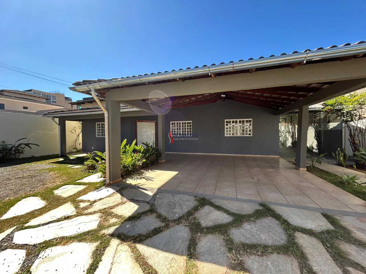 CASA COM ÁREA DE LAZER COMPLETA, 4 QUARTOS SENDO 2 SUÍTES EM VICENTE PIRES - PARA LOCAÇÃO