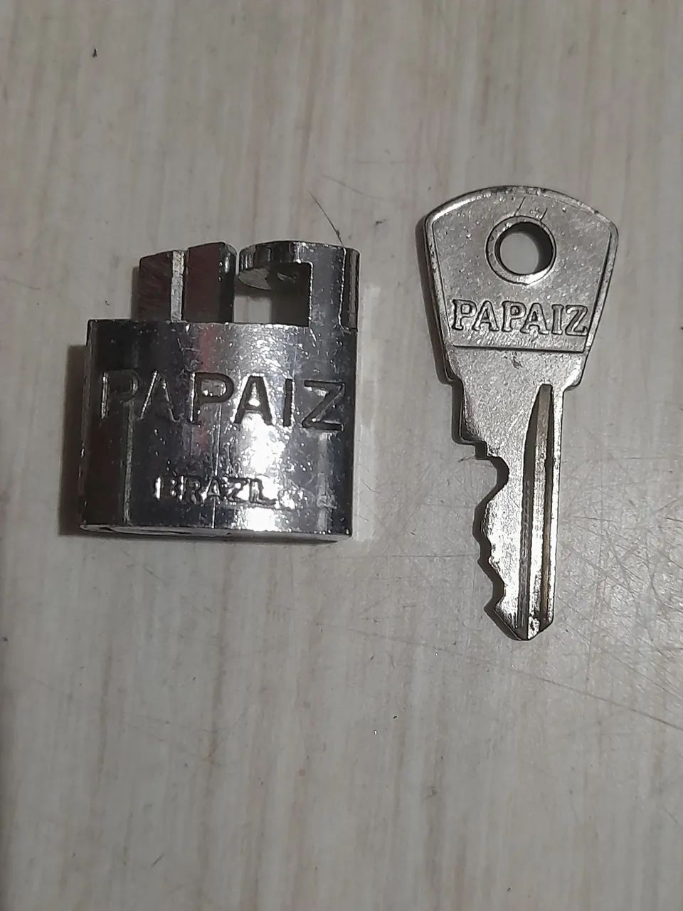 Cadeado antigo para telefone de discar.