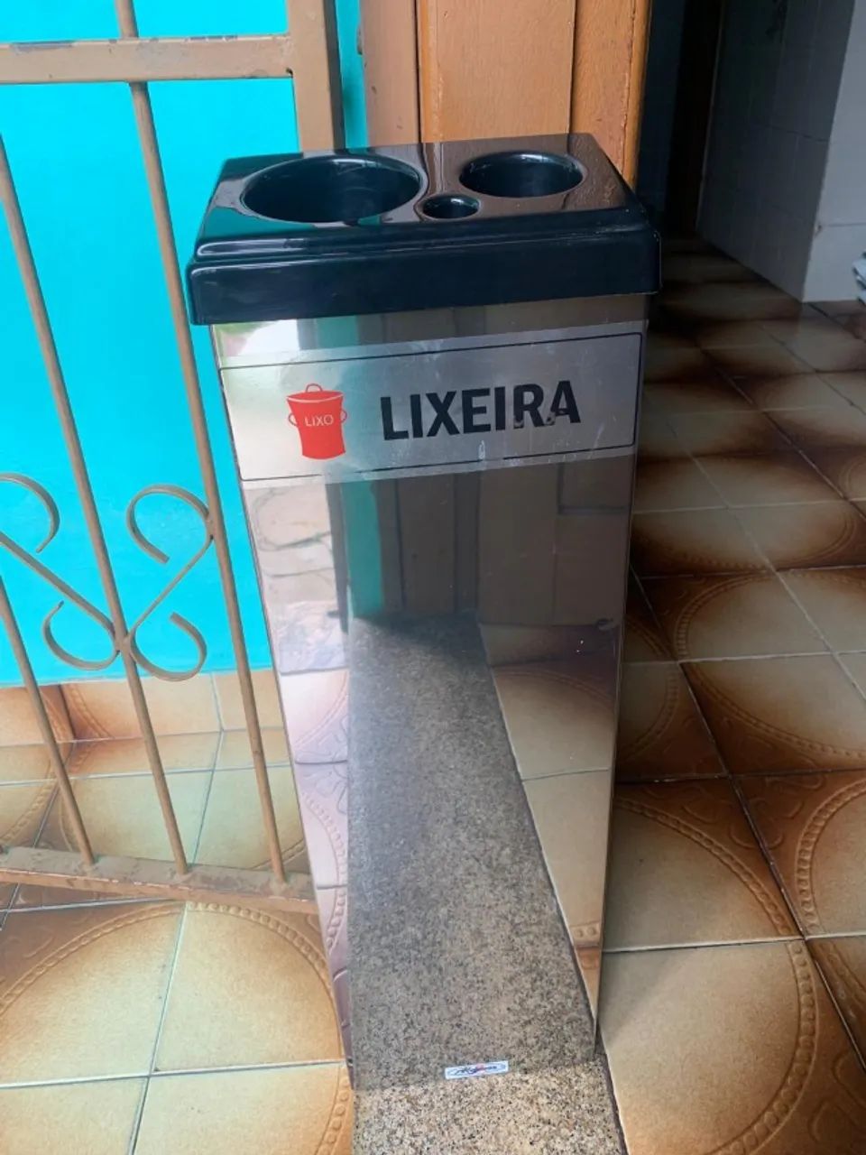 Lixeira de inox para copos plásticos