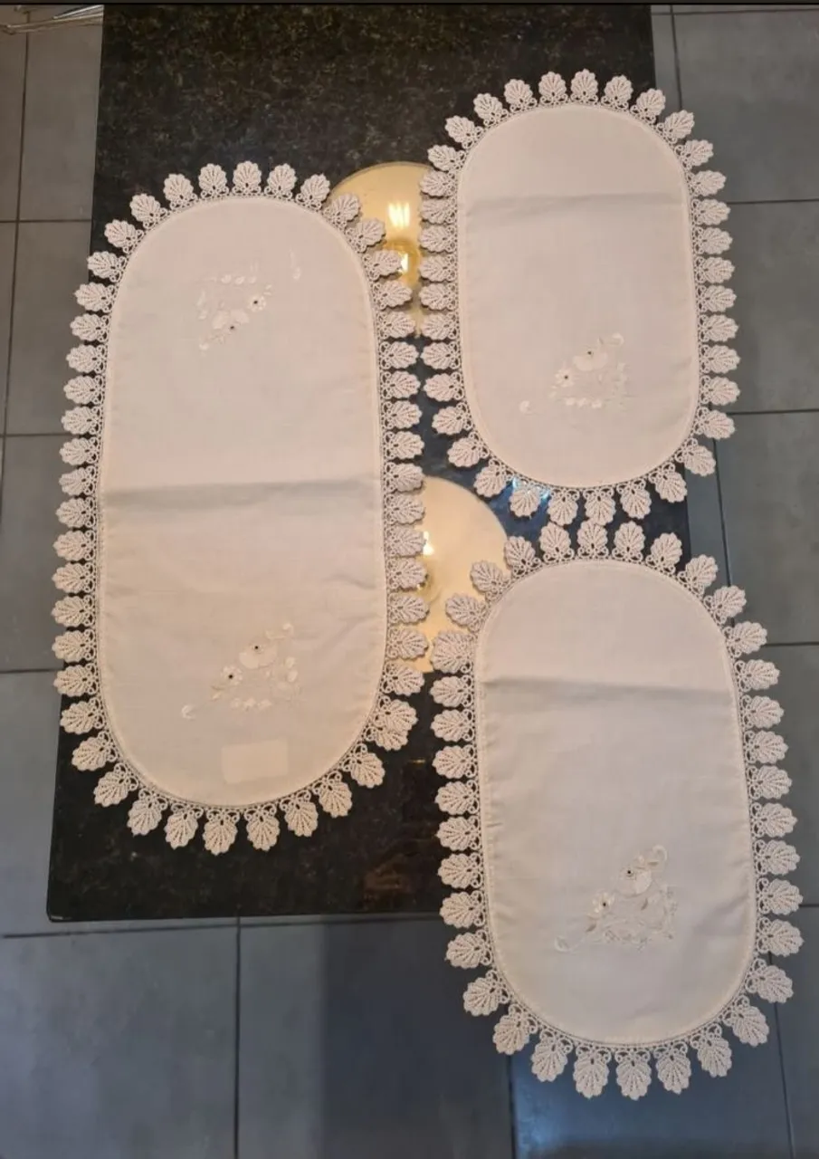 Jogo americano para 2 pessoas e um centro de mesa com bordado.