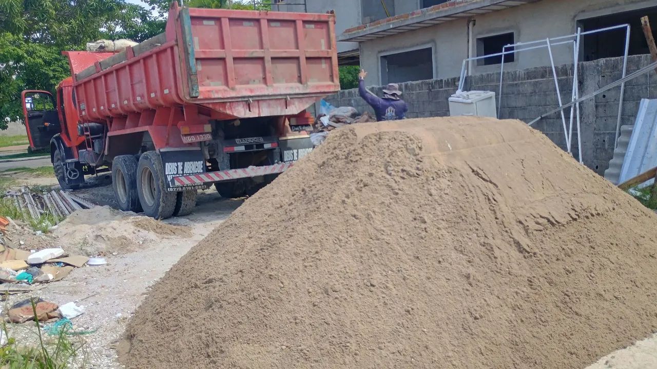 Areia, aterro,brita,barro de jardim locação de caminhão munck e limpeza de terreno. - Foto 6