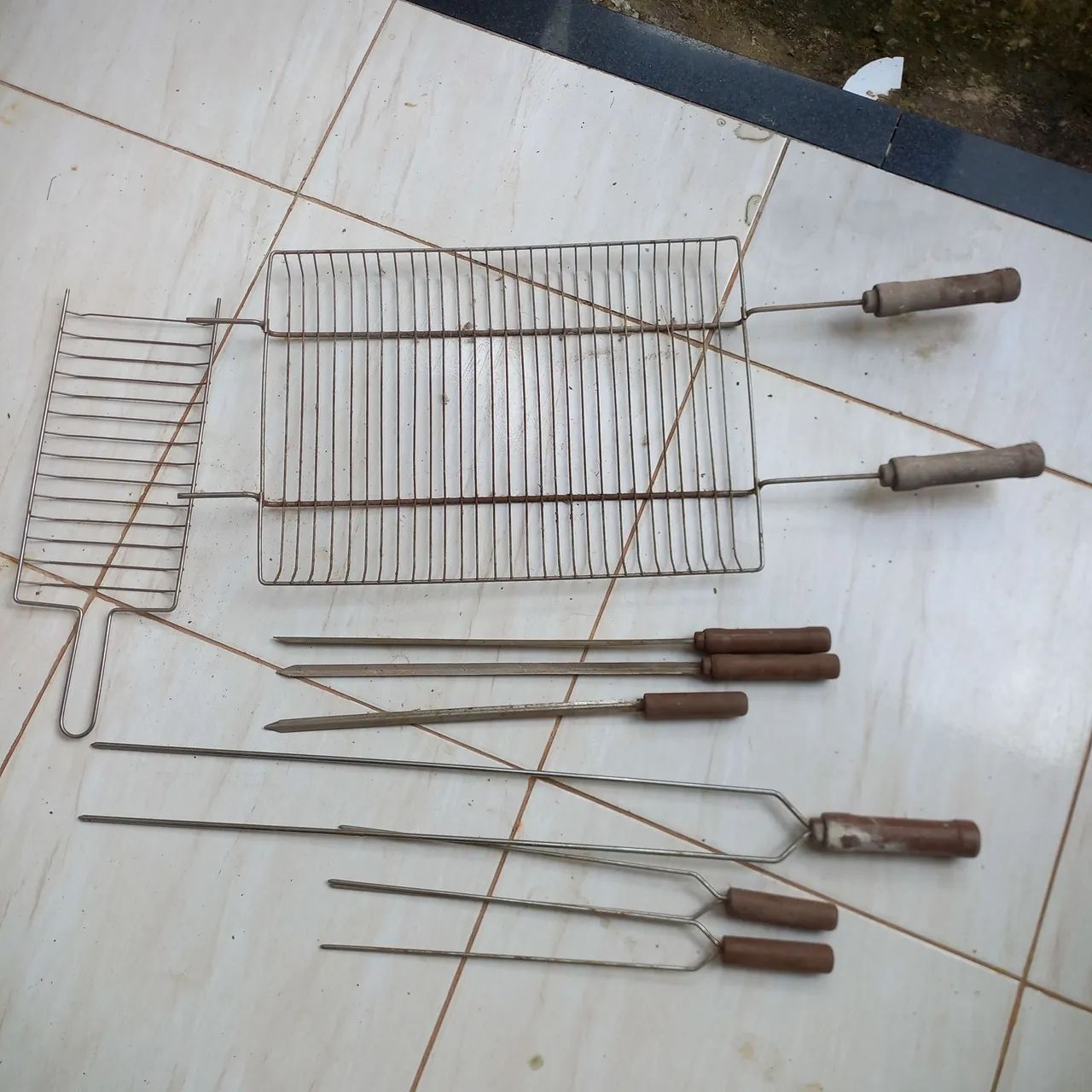 Conjunto de grelhas e espetos para churrasco - Foto 2