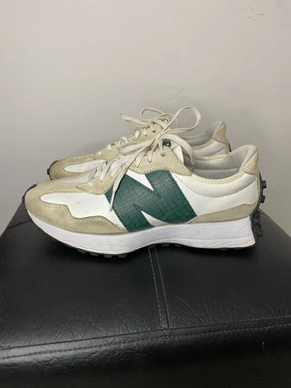 New Balance 327 Verde com Detalhes em Branco