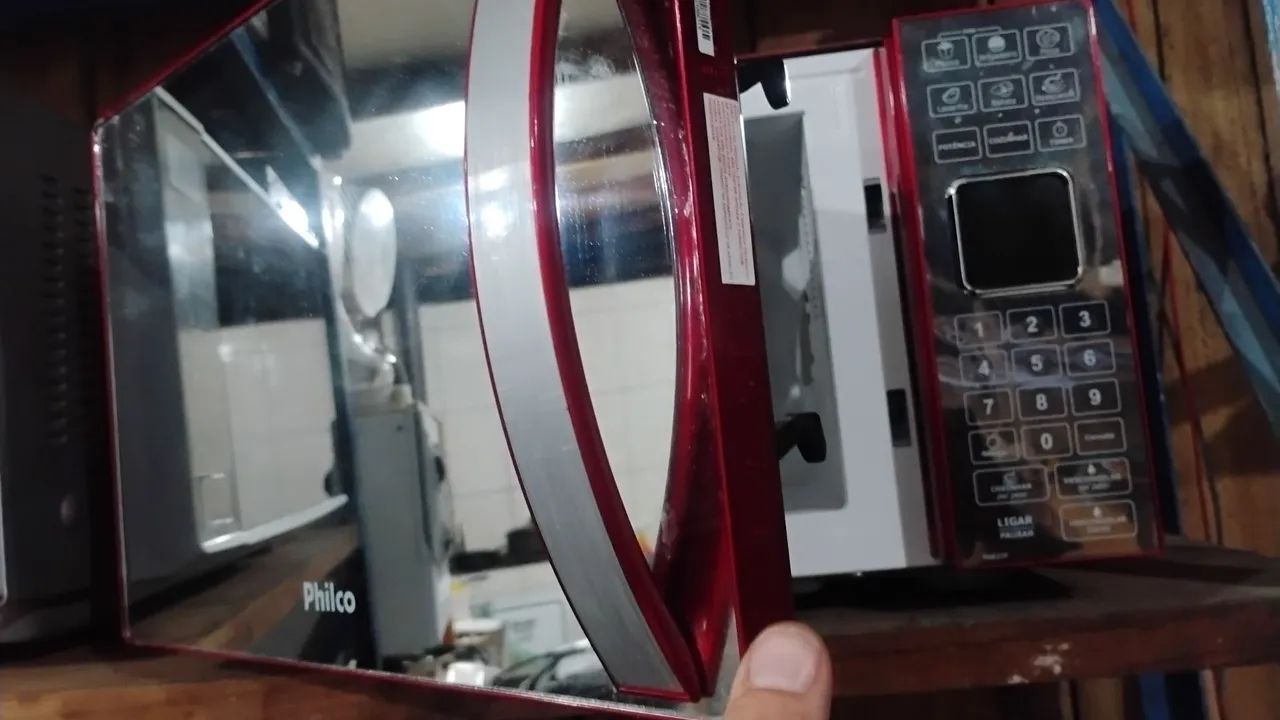 Microondas Philco espelhado vermelho