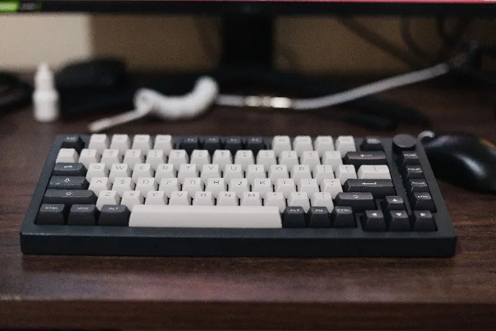 Teclado Mecânico Gamer Akko 5075B-PLUS, RGB e Switch Yellow