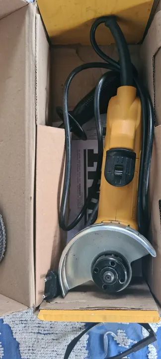 Vendo Esmerilhadeira Dewalt DWE4120 900W - Foto 2