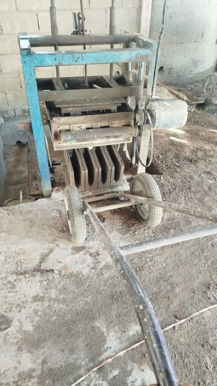Máquina de fazer blocos de concreto