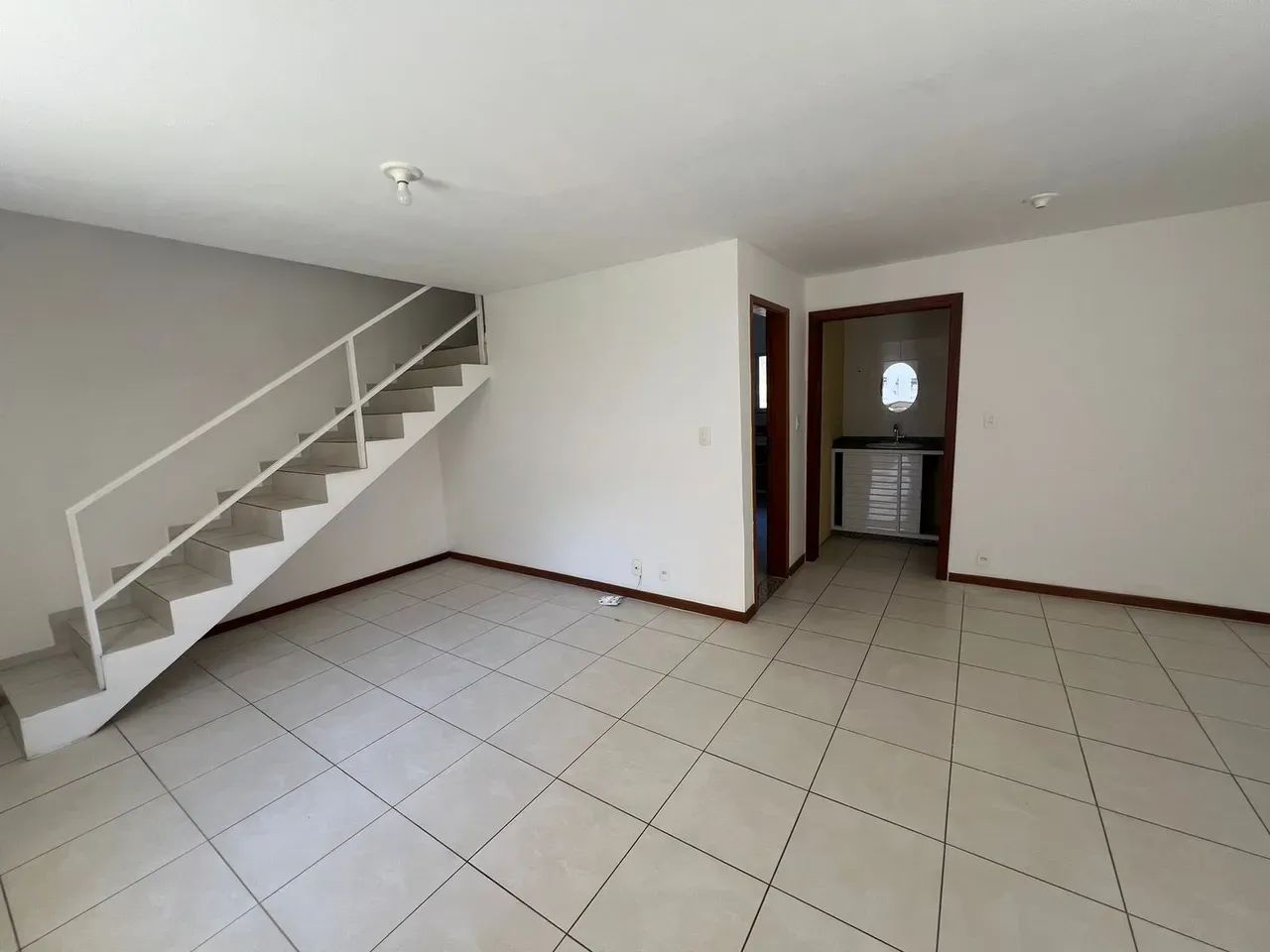 Casa para aluguel possui 106 metros quadrados com 2 quartos