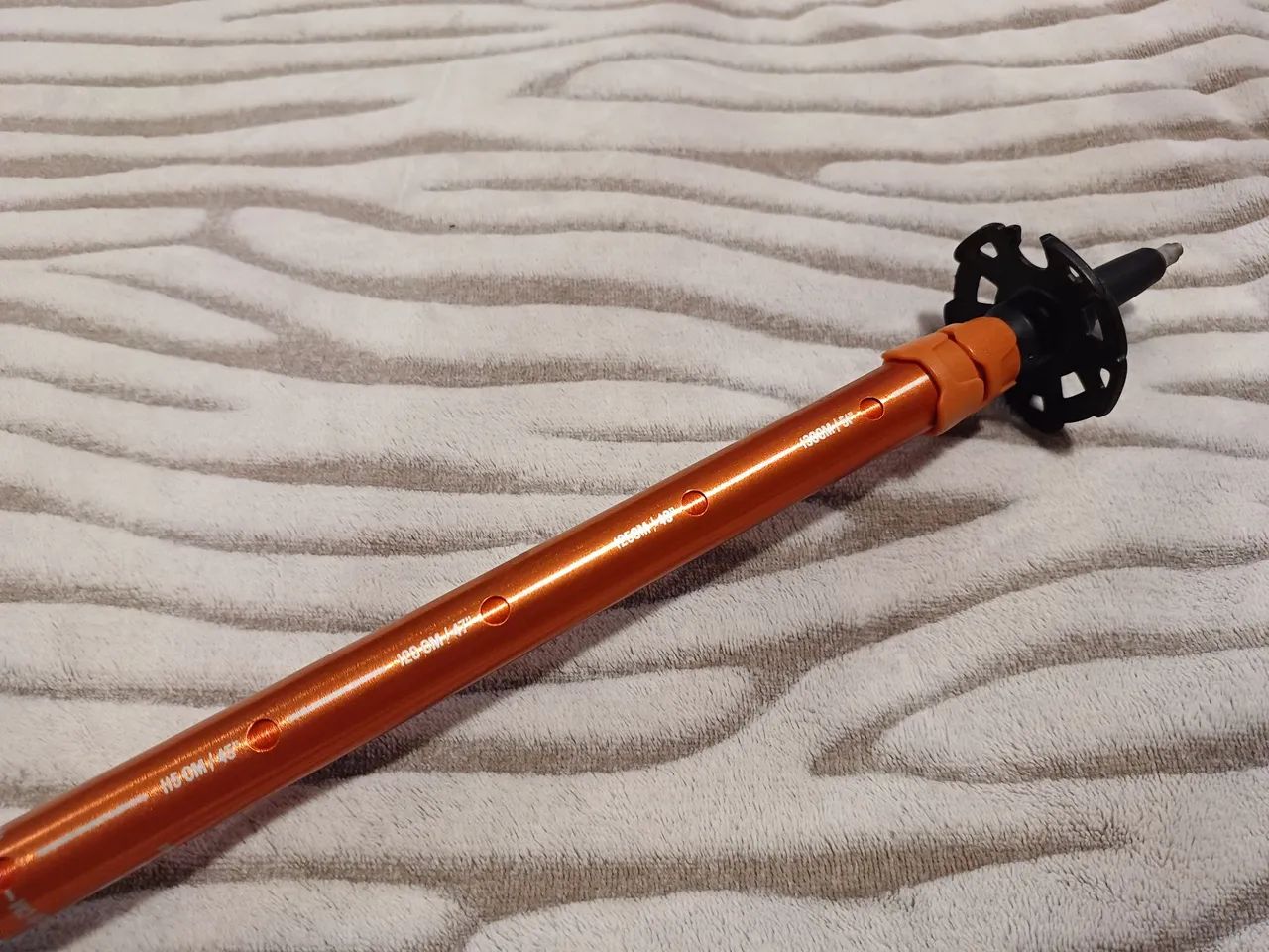 Bastão de caminhada (trekking) da marca Decathlon 200 Arpenaz, novíssimo, retrátil, leve.