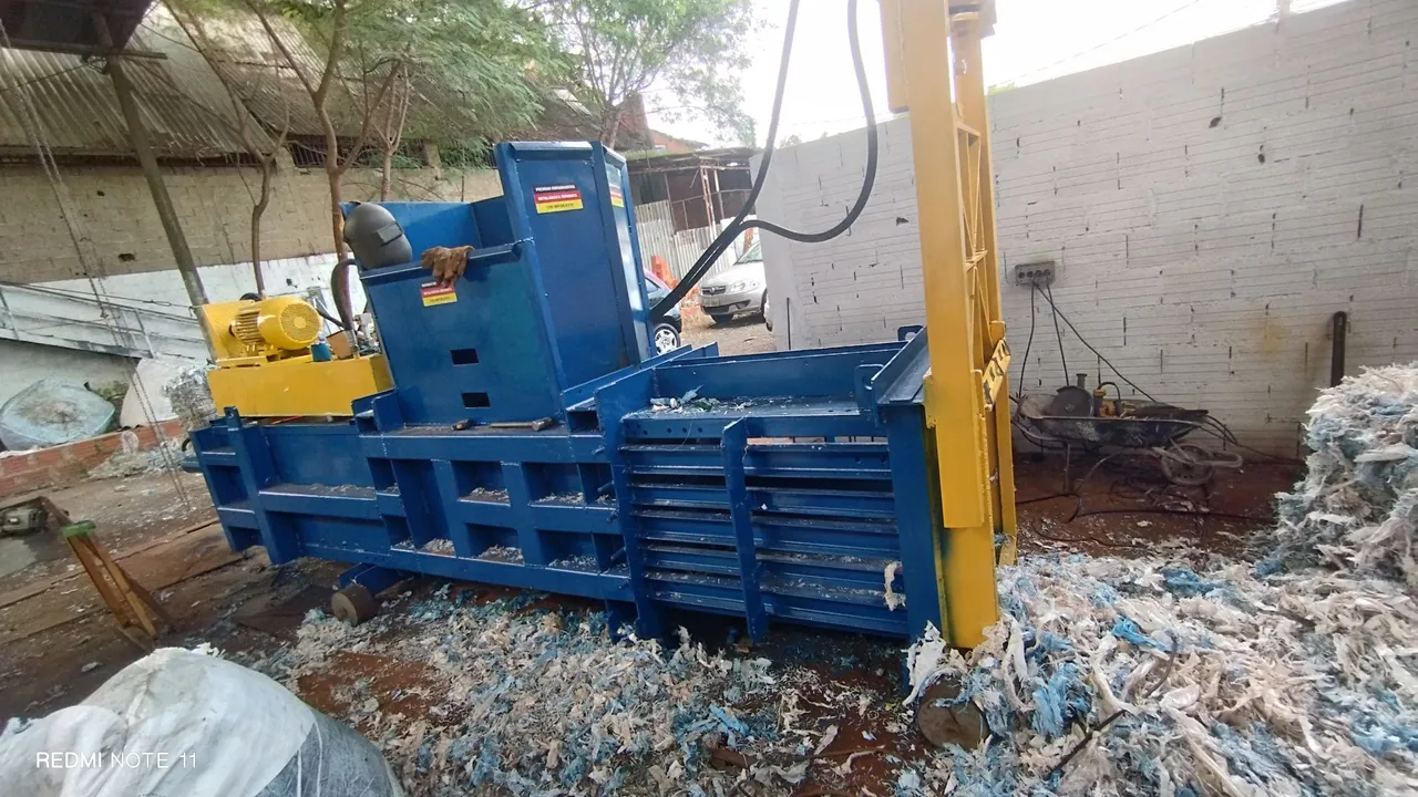 Prensa enfardadeira para reciclagem