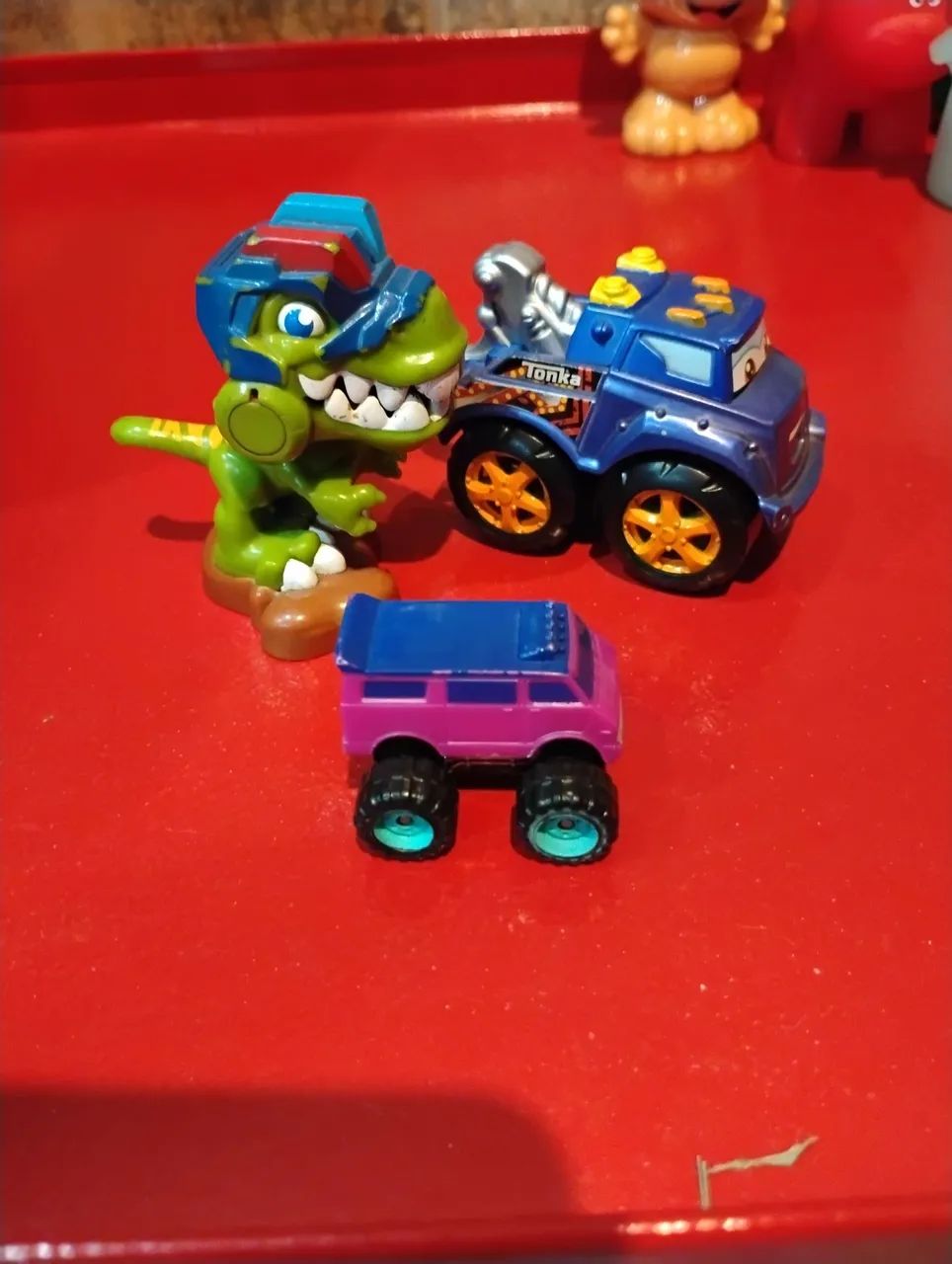 Kit de brinquedos infantis Hasbro - Dinossauro e carrinhos