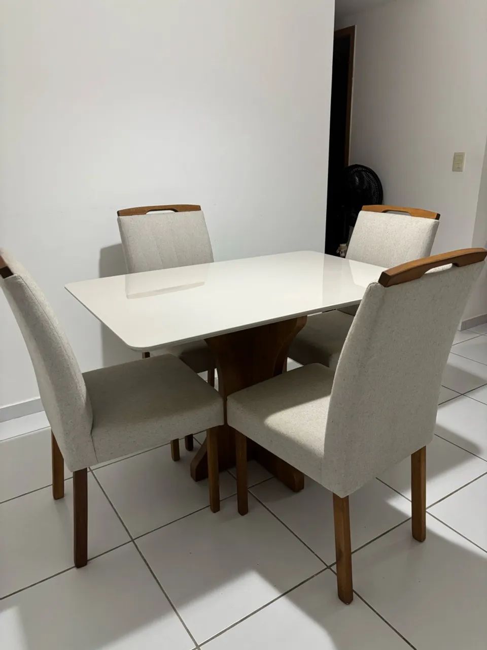 Conjunto de Mesa de Jantar Branca + 4 cadeiras - Foto 2