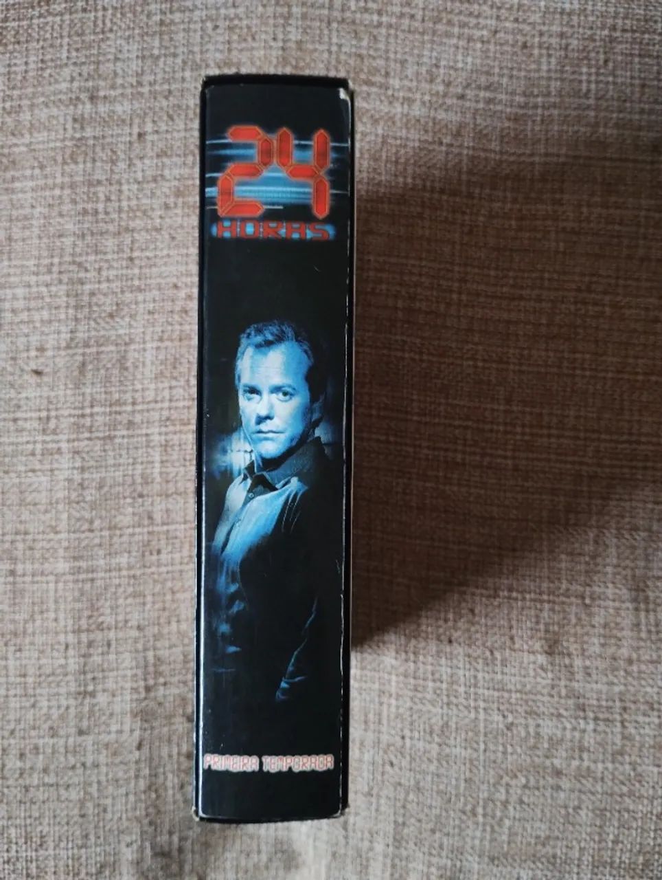 Box da série 24 Horas, com o ator Kiefer Sutherland, (primeira temporada completa), Leiam  - Foto 2