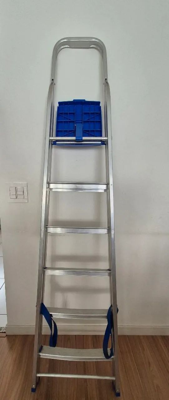 Escada semi nova