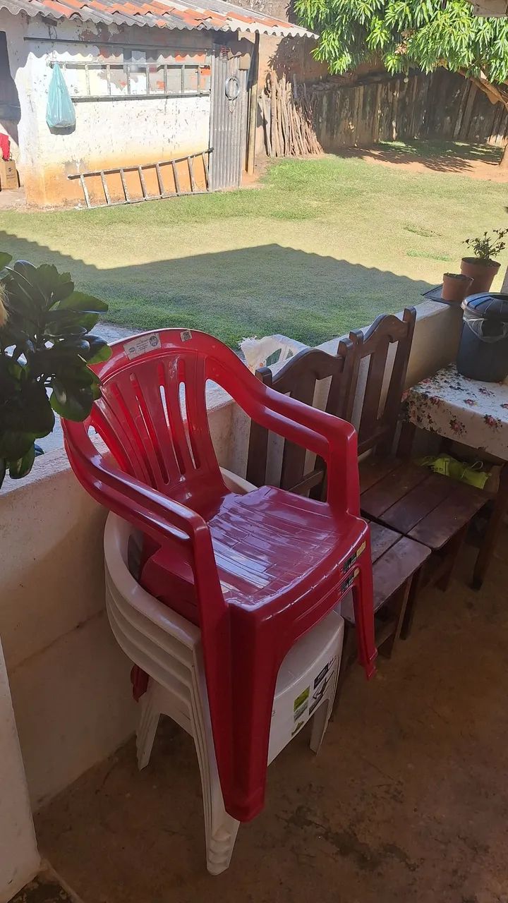 Cadeira de plástico vermelha  - Foto 2