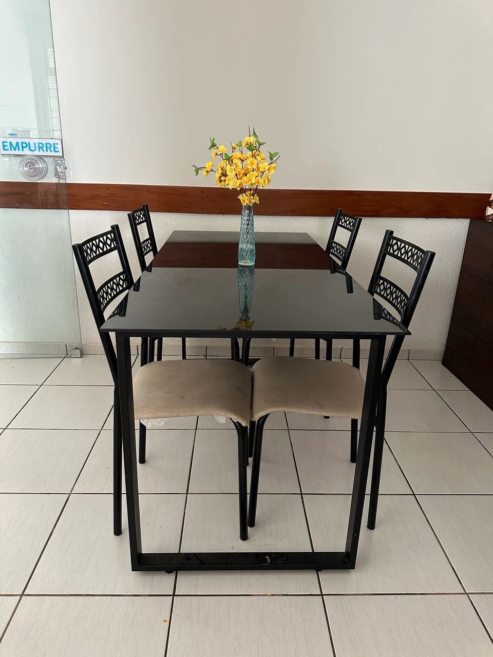 Mesa de vidro com 4 cadeiras - Foto 2