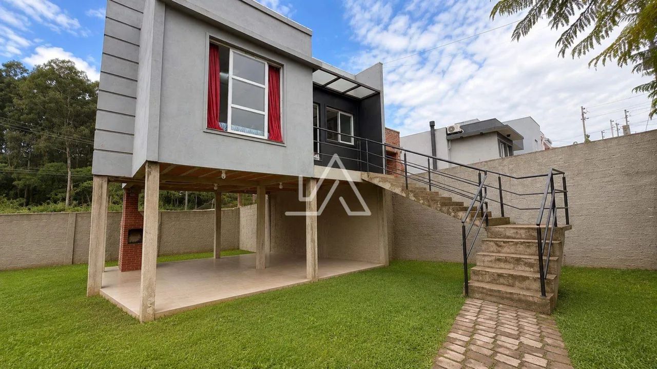 CASA SOB PILOTIS MURADA E BOM TERRENO