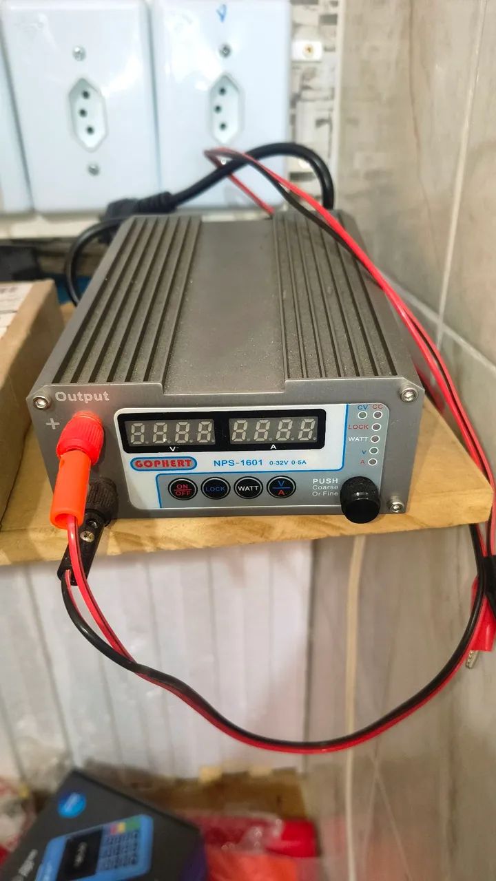 Vende-se expositor com mercadoria e e demais intes da loja 