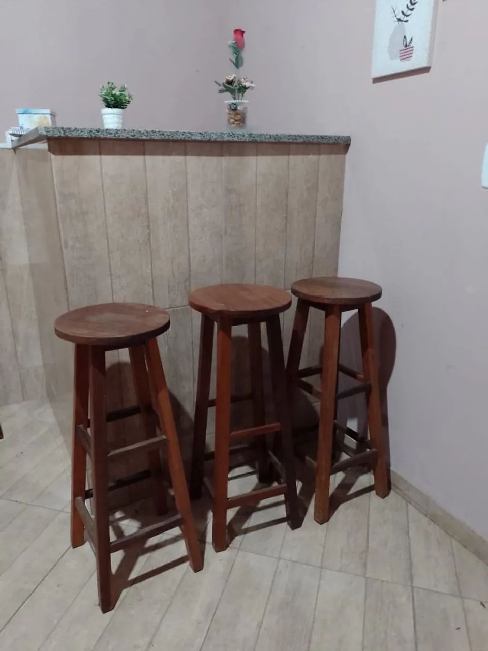 Banquetas em Madeira para Bancada.