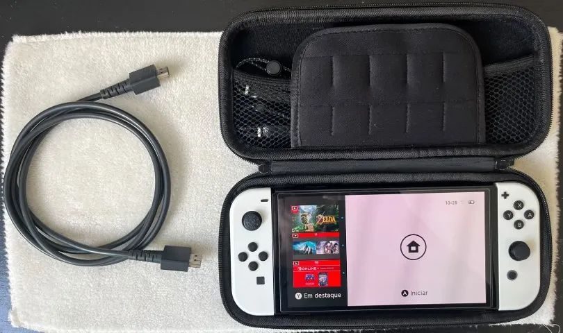 Nintendo Switch OLED 64GB Branco + Dock + Grip Skull & Co + Case