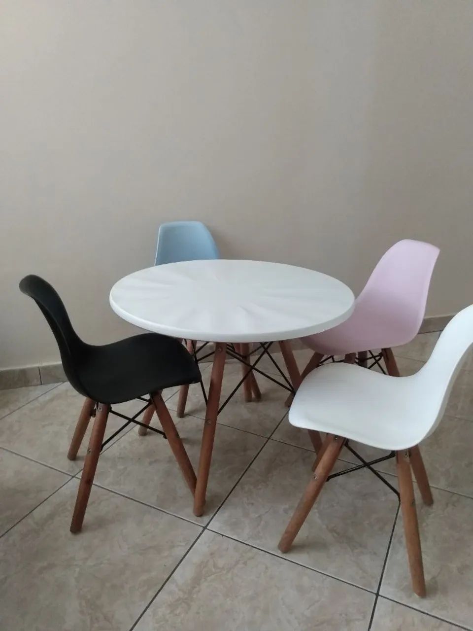 Mesa Infantil e Cadeiras Eames - Foto 3