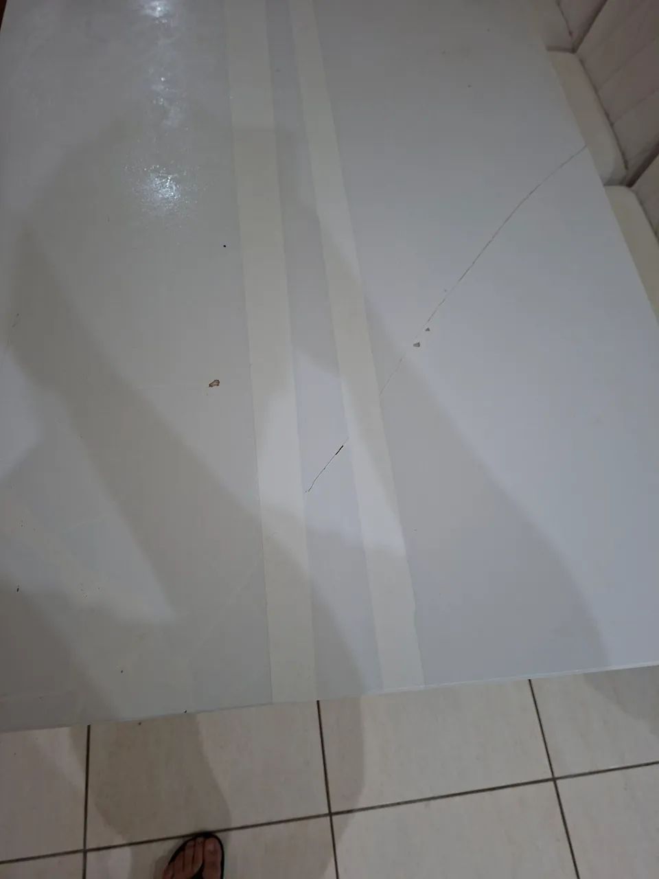 Mesa 4 cadeiras , cadeira com pé de madeira original,  em couro branco.  - Foto 3
