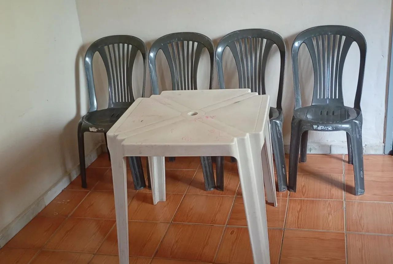 Mesa plástico,Com 4 cadeiras plástico! - Foto 2
