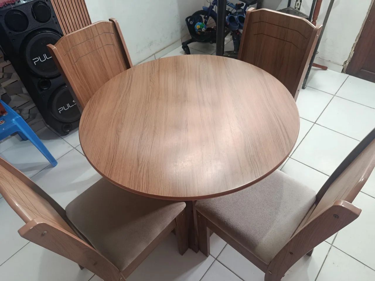 Vende -se uma mesa com 4cadeiras