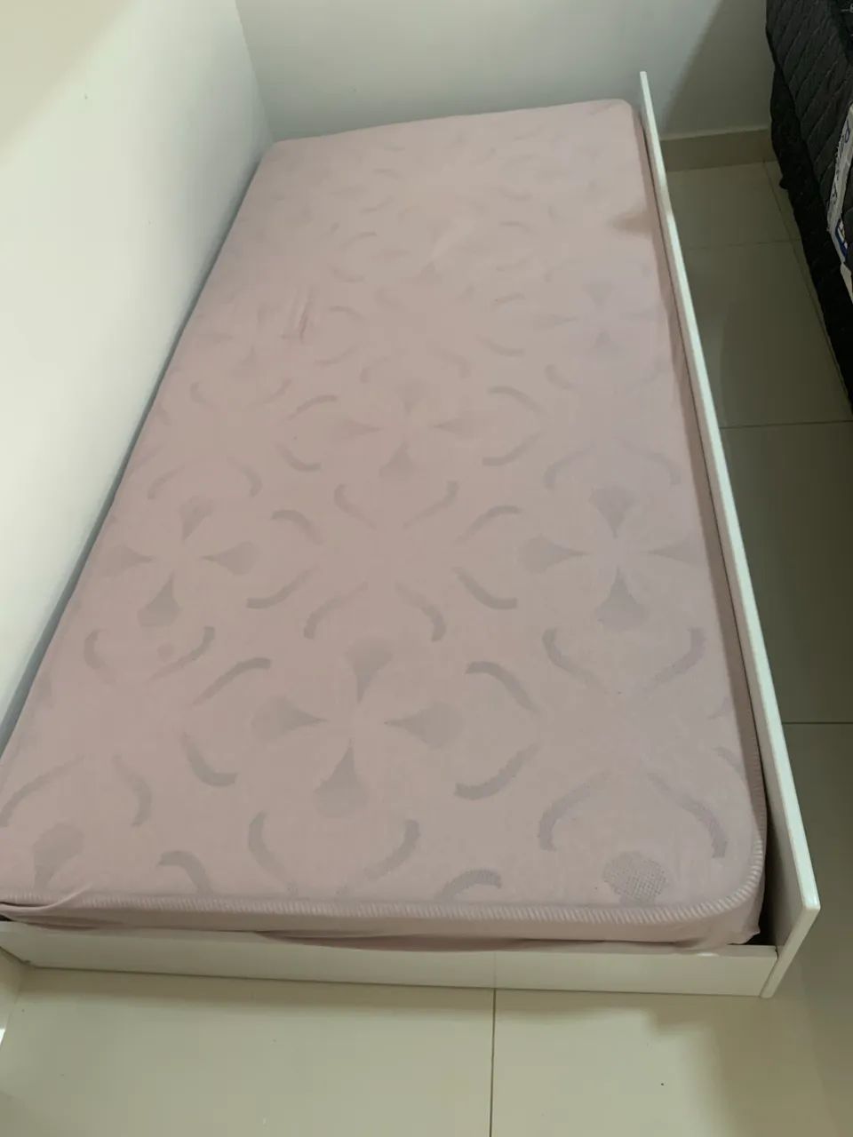 Cama de solteiro auxiliar com colchão novo.