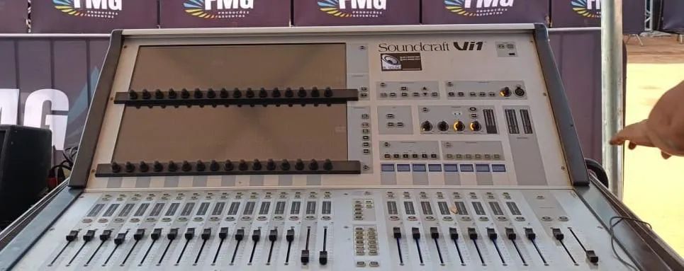 Mesa de som soundcraft VI 1