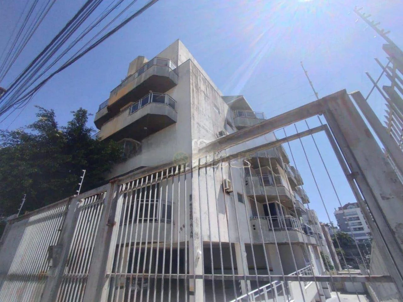 Apartamento Semi Mobiliado com 4 quartos para Alugar em Coqueiros.