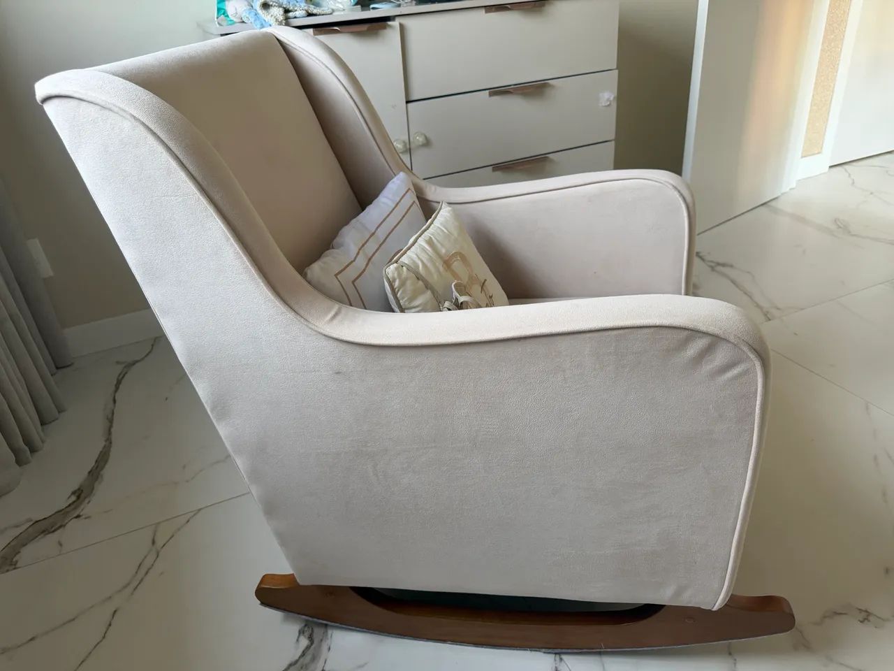 Poltrona Amamentação com encosto para os pés 