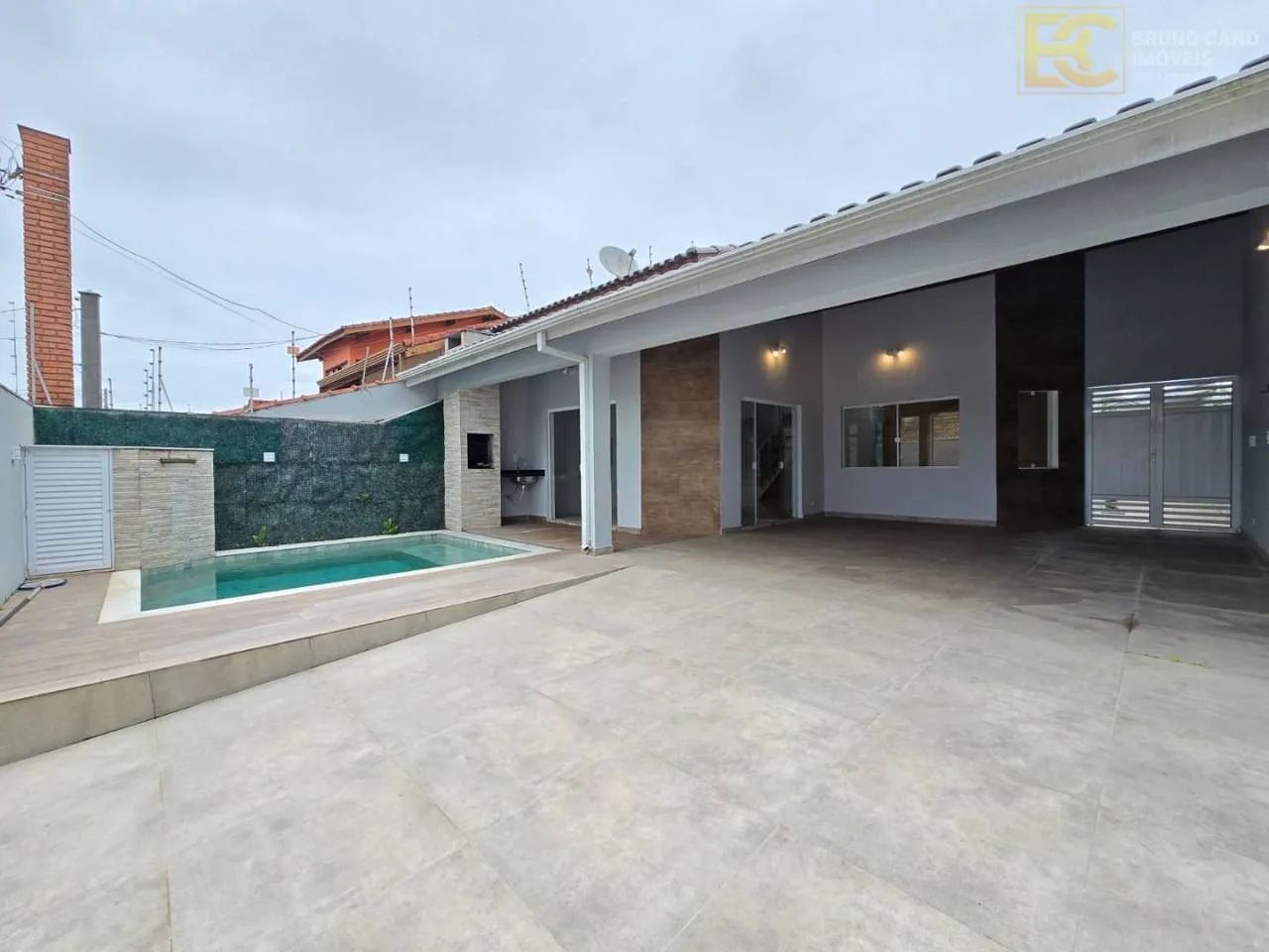 Casa com churrasqueira e 3 quartos a 7000 metros da praia! - Foto 2