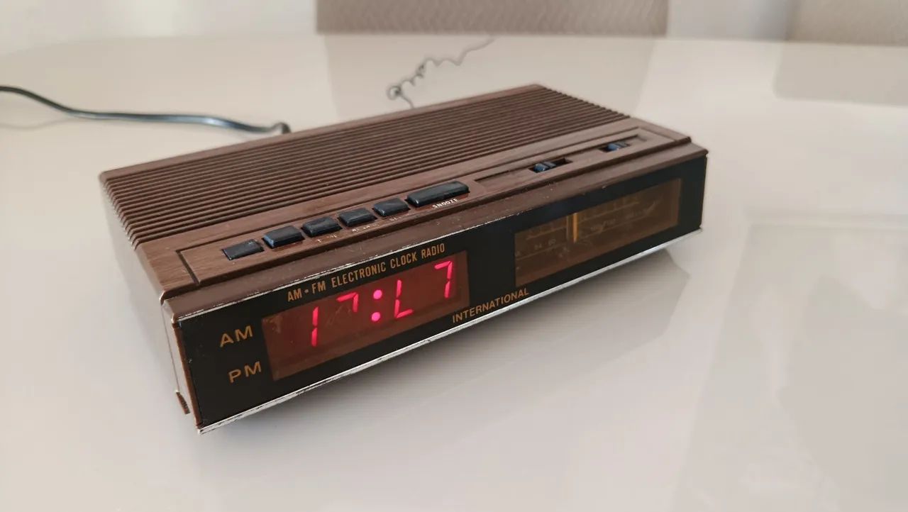 Rádio relógio antigo funcionando - Foto 3