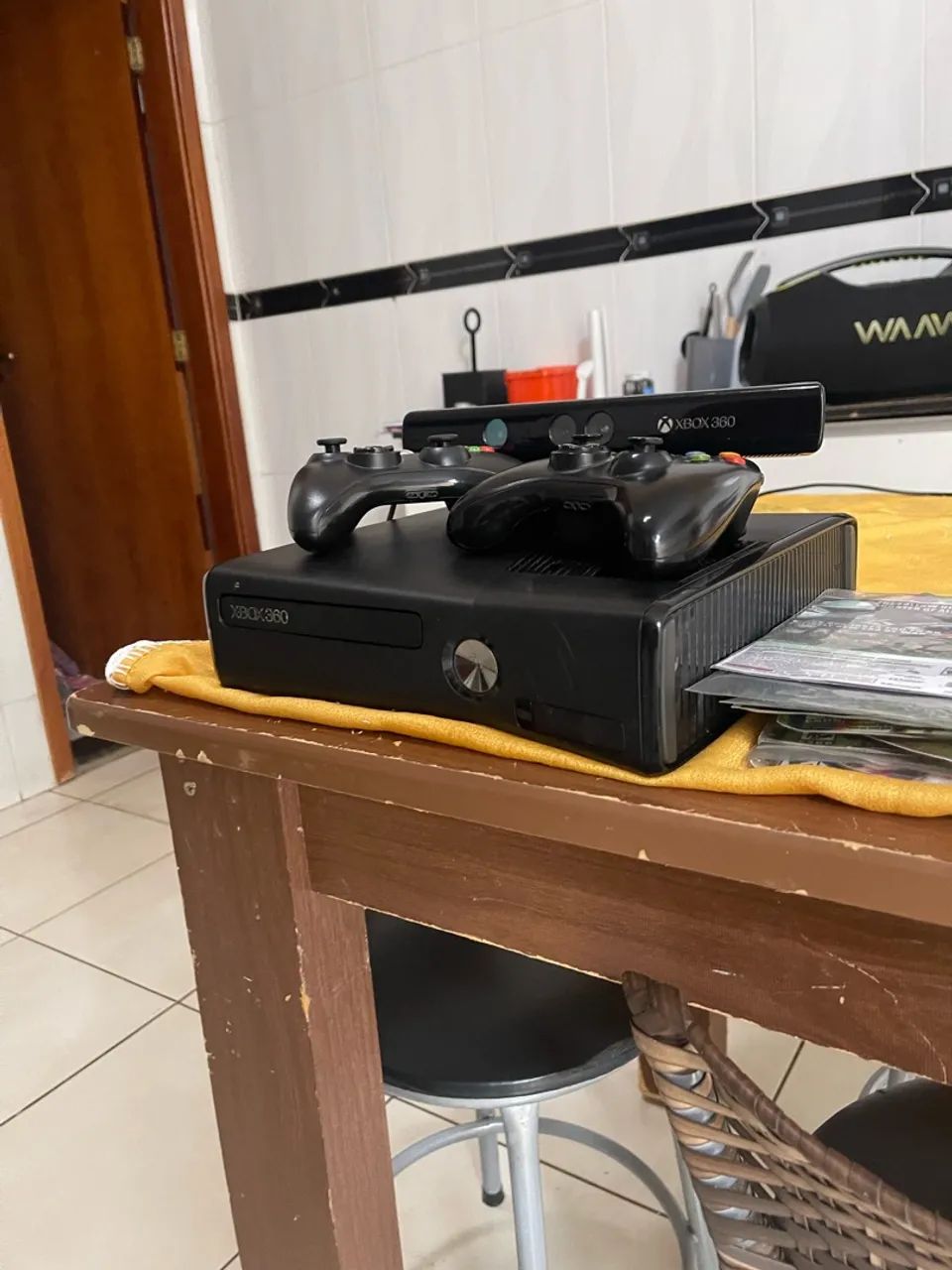 XBOX 360 - DESBLOQUEADO - DOIS CONTROLES E KINECT - Foto 3