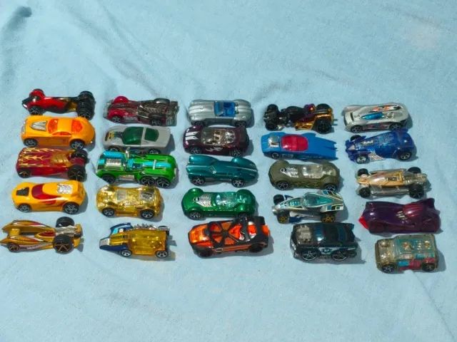 71 Carrinhos Hot Wheels - Foto 2