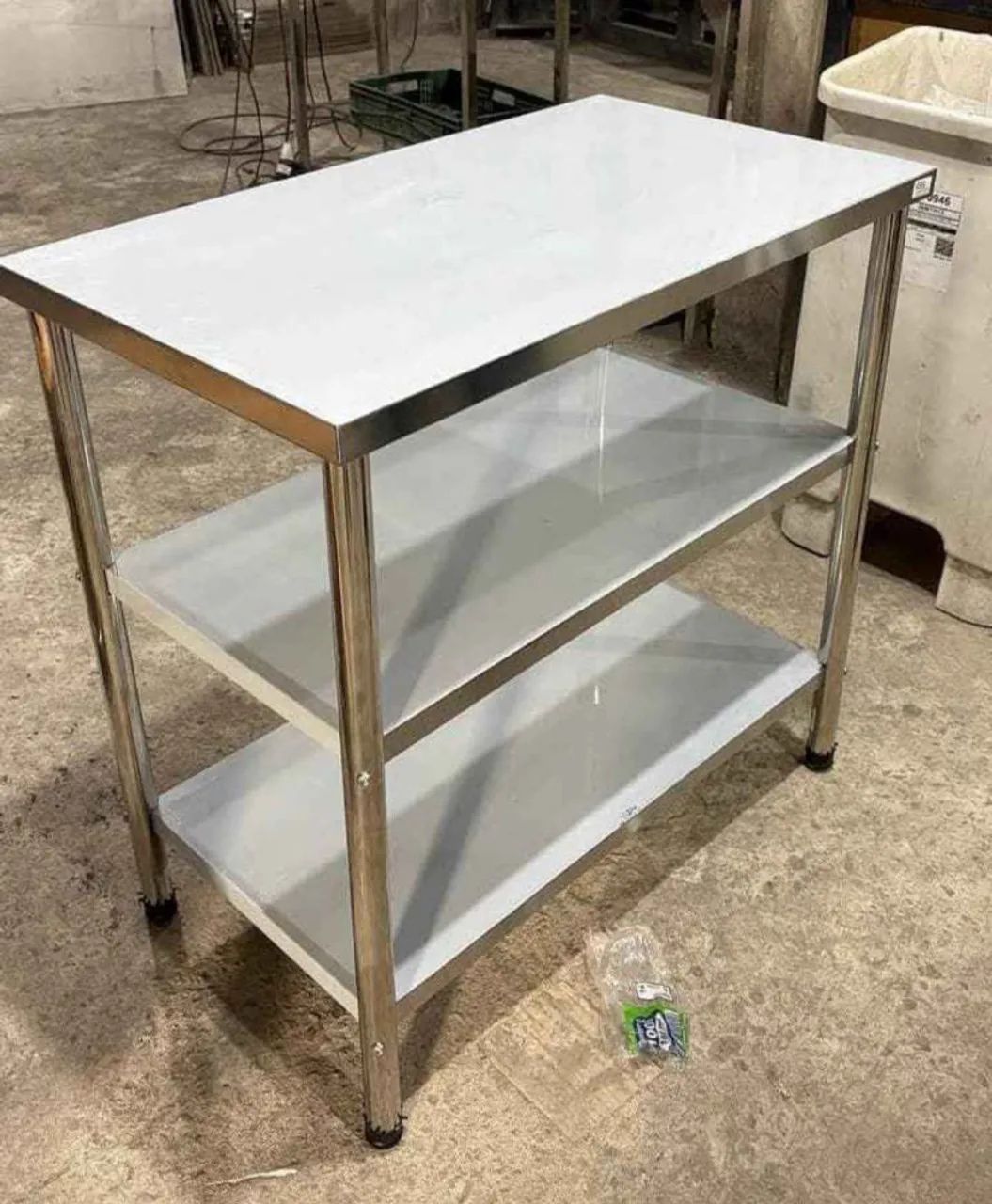 Mesa de inox com duas prateleiras 
