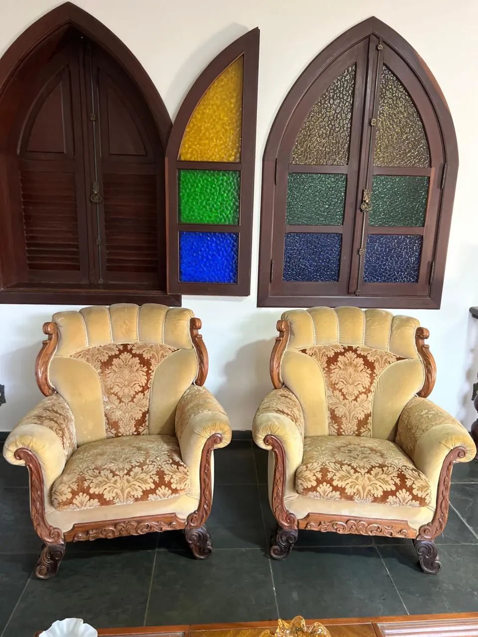 Poltronas em veludo e madeira 