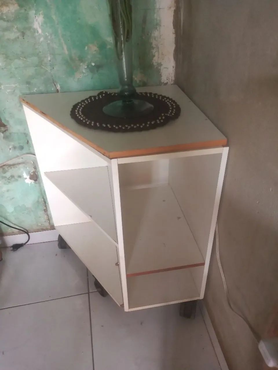 MESINHA/ ESTANTE DE CANTO EM "L" COM RODINHAS  - Foto 2