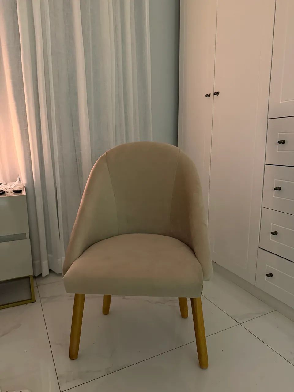 Poltrona de veludo off white