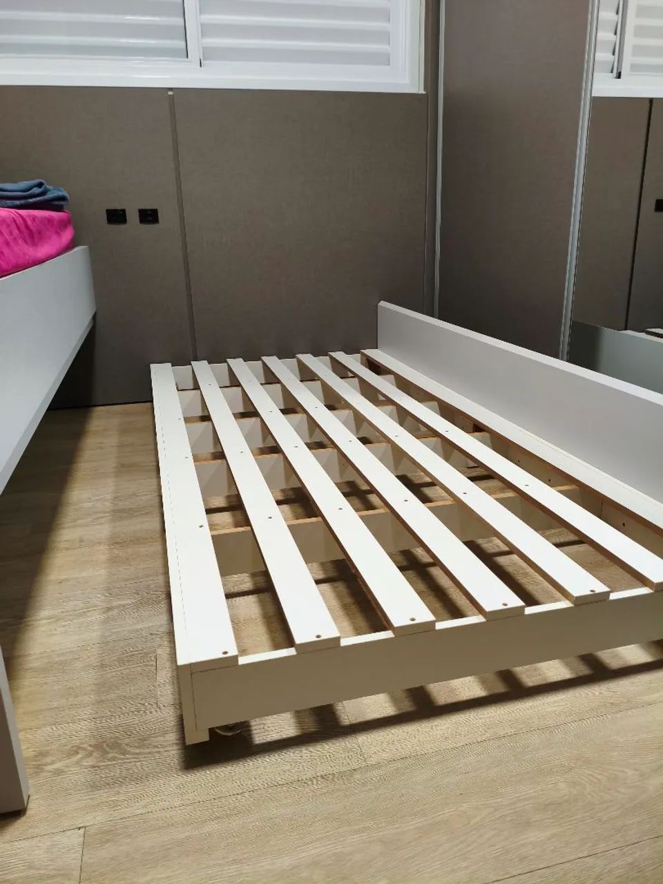 Cama auxiliar com rodinhas
