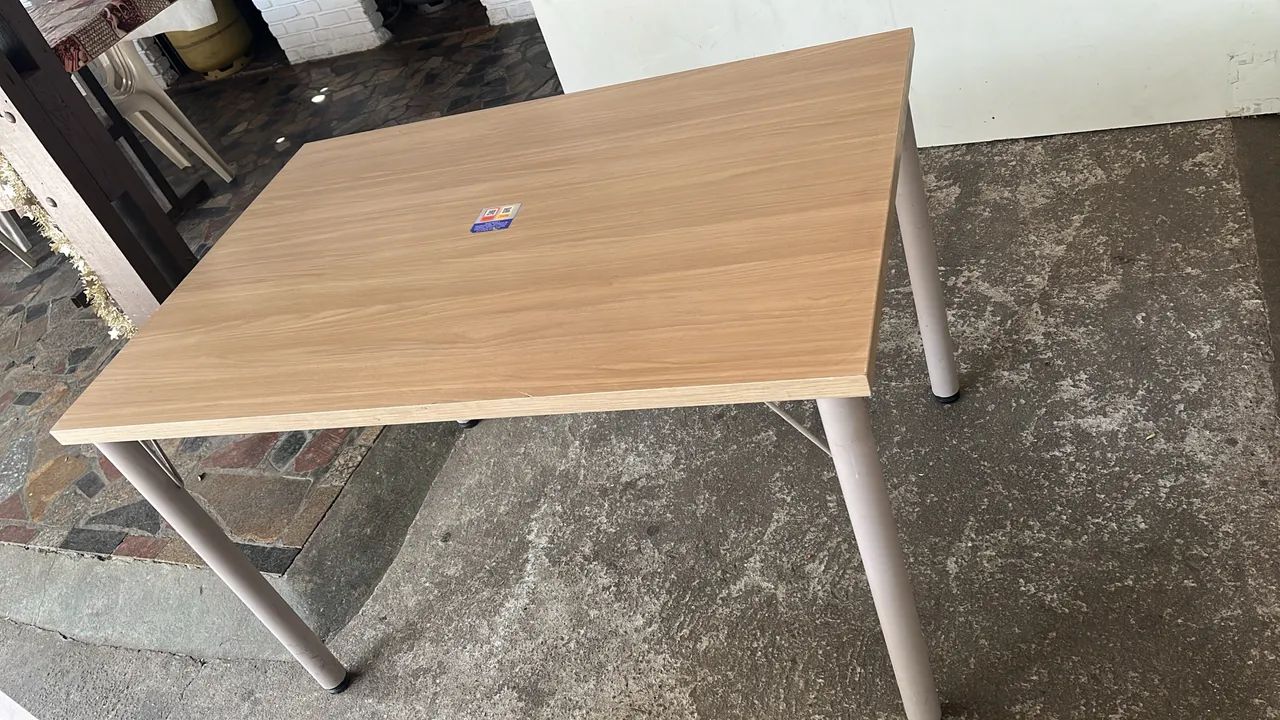 MESA COM TAMPO DE MADEIRA65048987765379120