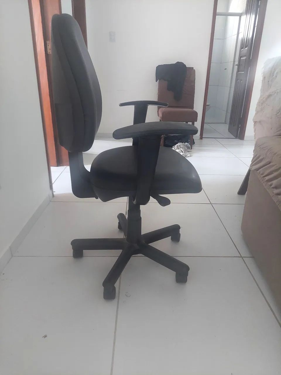 Vendo cadeira de escritório giratória de couro - Foto 4