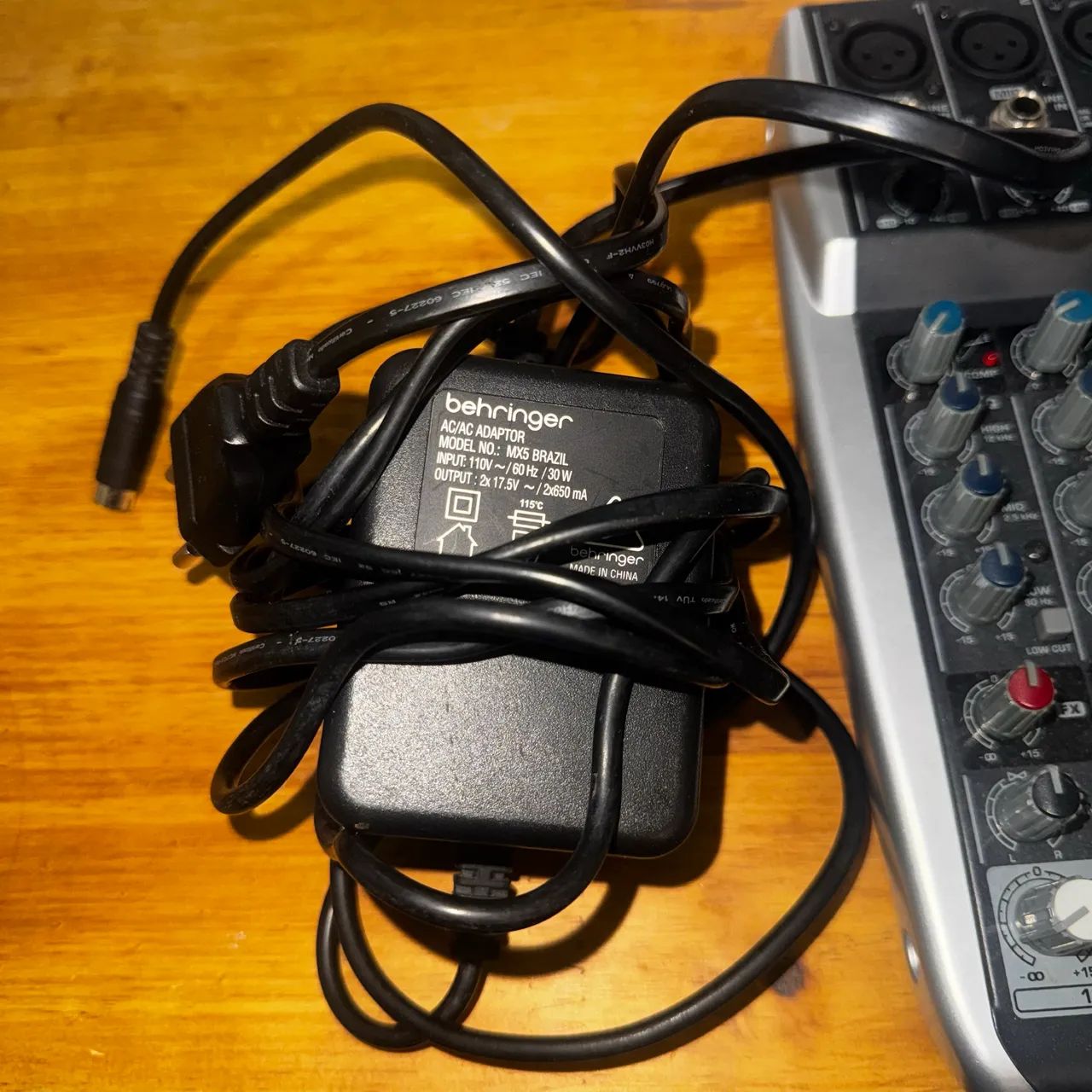 Mesa Behringer Xenyx Q1202 USB - 127V - Foto 4